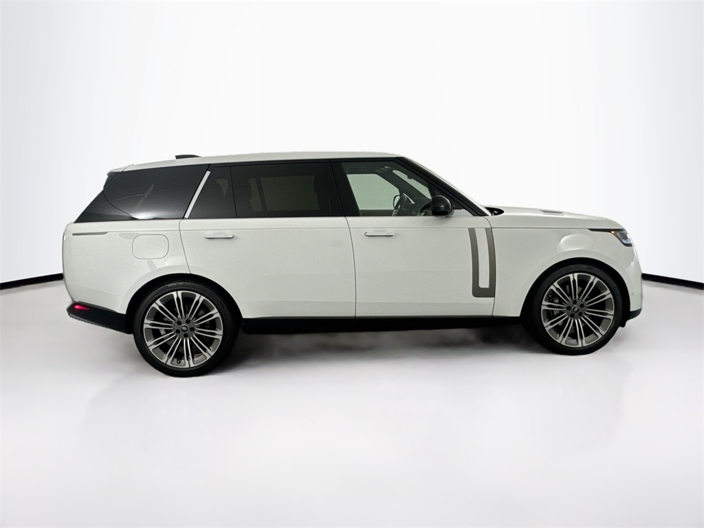 2025 Land Rover Range Rover SE photo 4