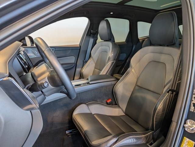 2022 Volvo XC60 R-Design photo 12