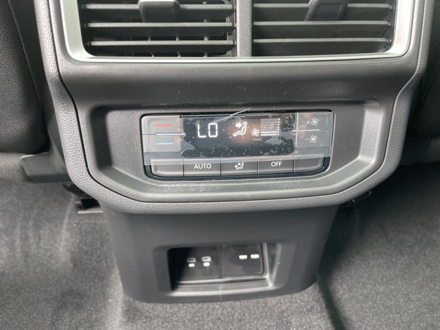 2025 Volkswagen Atlas SE Technology Peak Edition photo 14