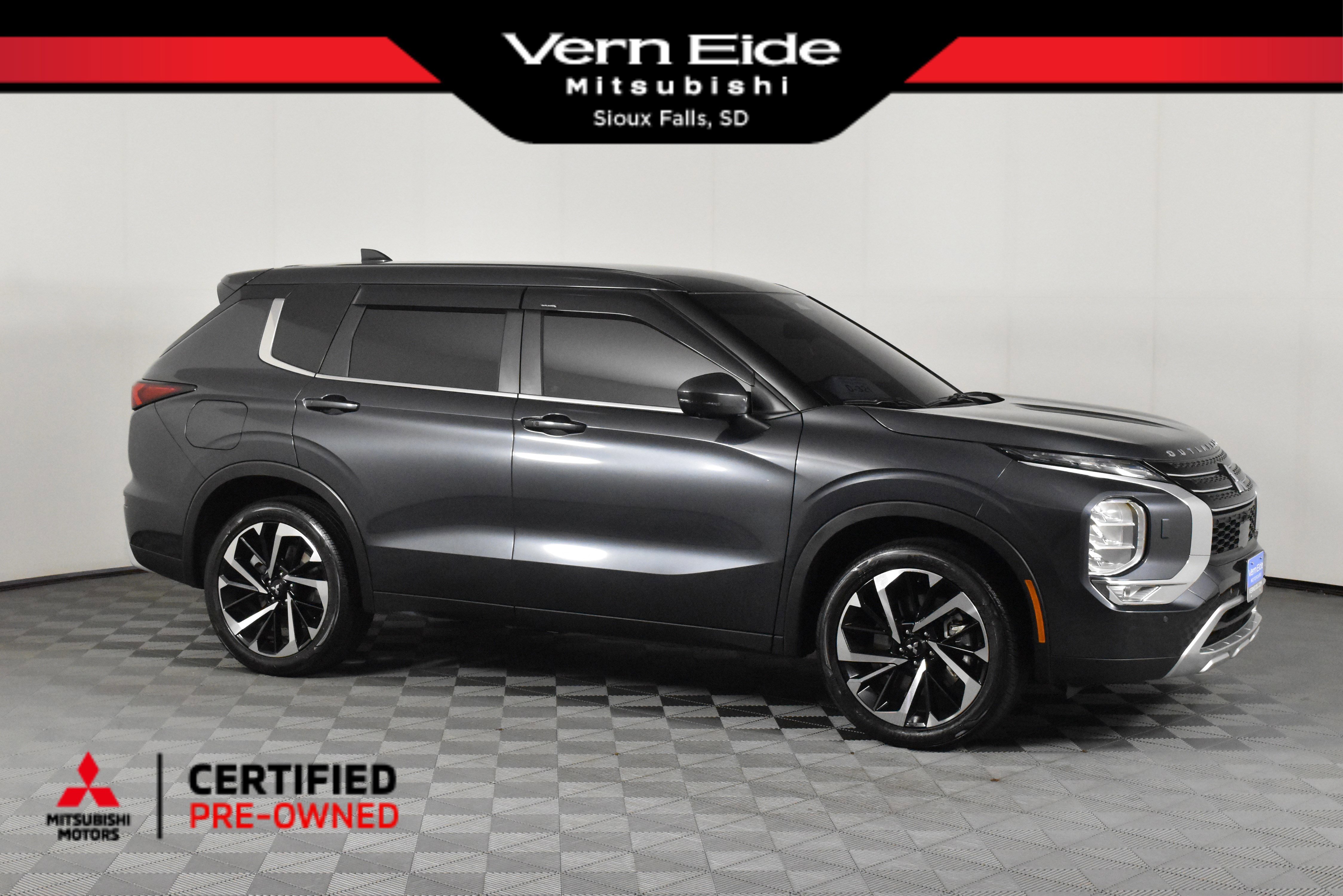 2024 Mitsubishi Outlander Plug-in Hybrid SE's photo