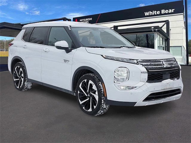 2023 Mitsubishi Outlander Plug-In Hybrid SE's photo