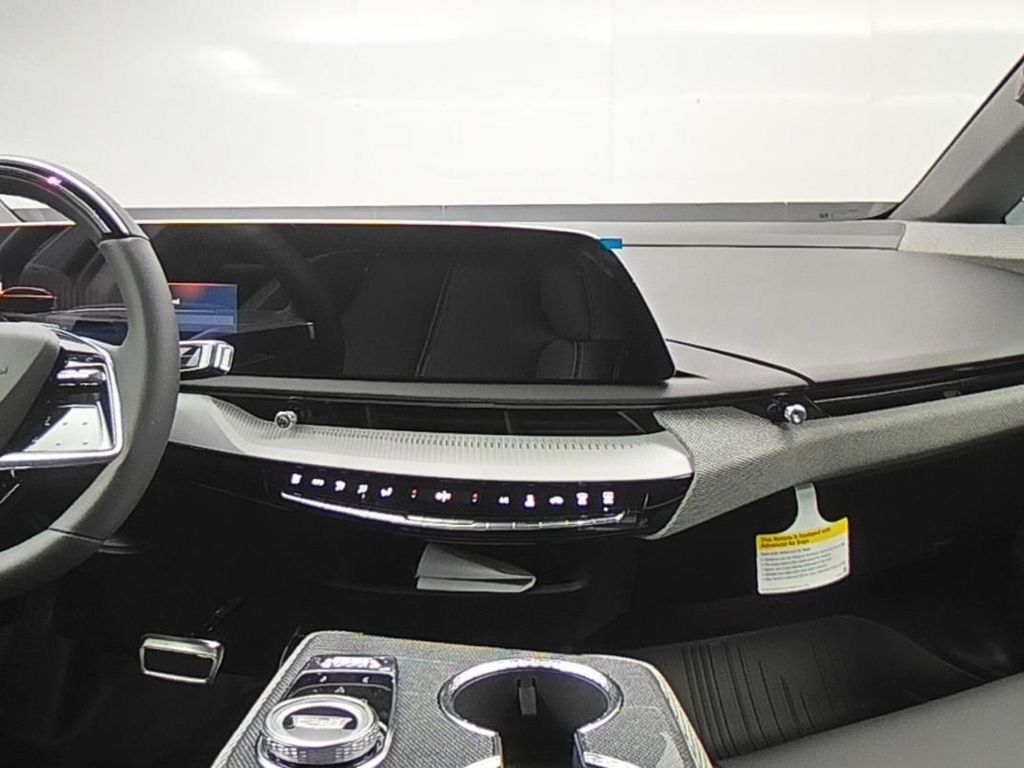 2025 Cadillac Optiq Luxury photo 9