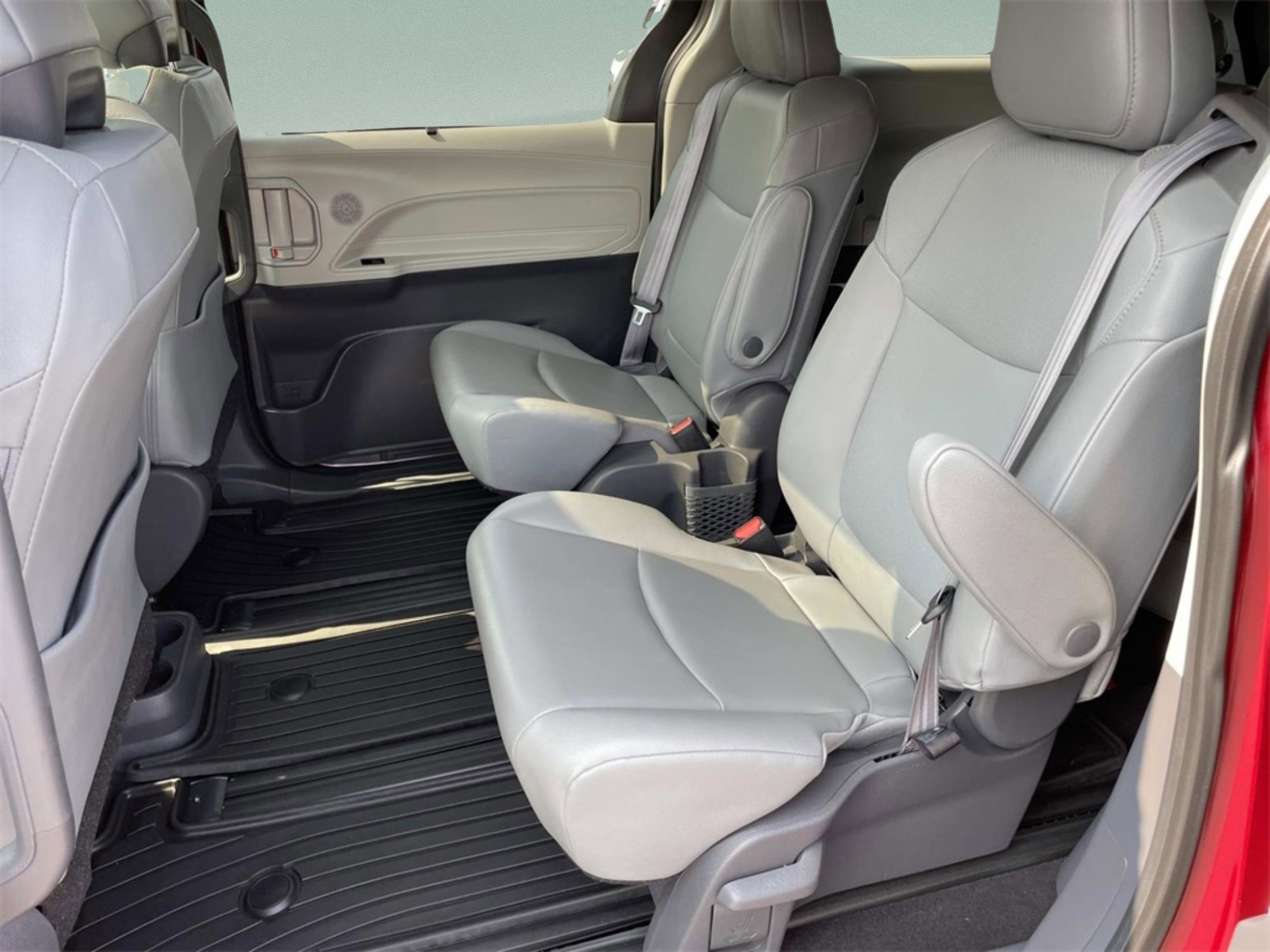 2021 Toyota Sienna XLE photo 8