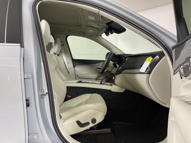 2025 Volvo XC90 T8 AWD Plus photo 16