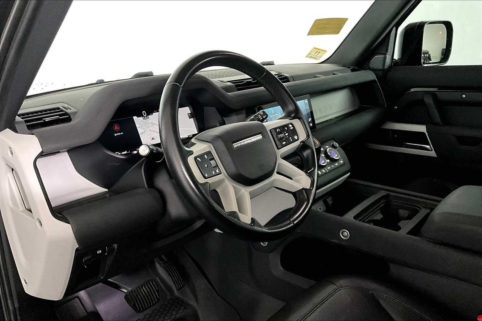 2023 Land Rover Defender SE photo 17
