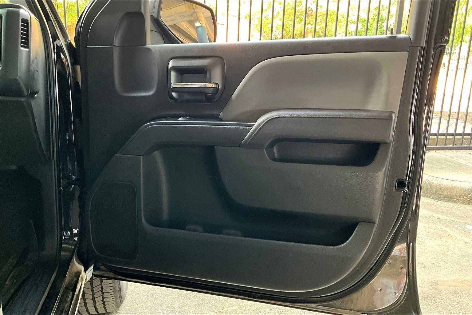 2018 Chevrolet Silverado 1500 Custom photo 21