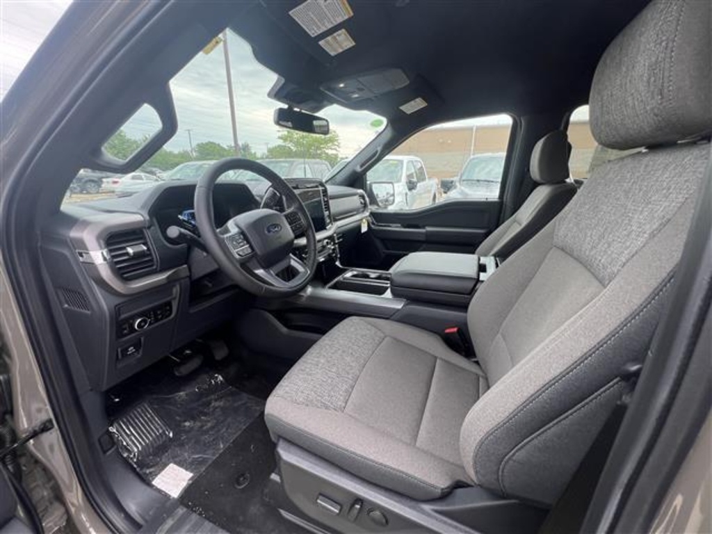 2025 Ford F-150 XLT photo 8