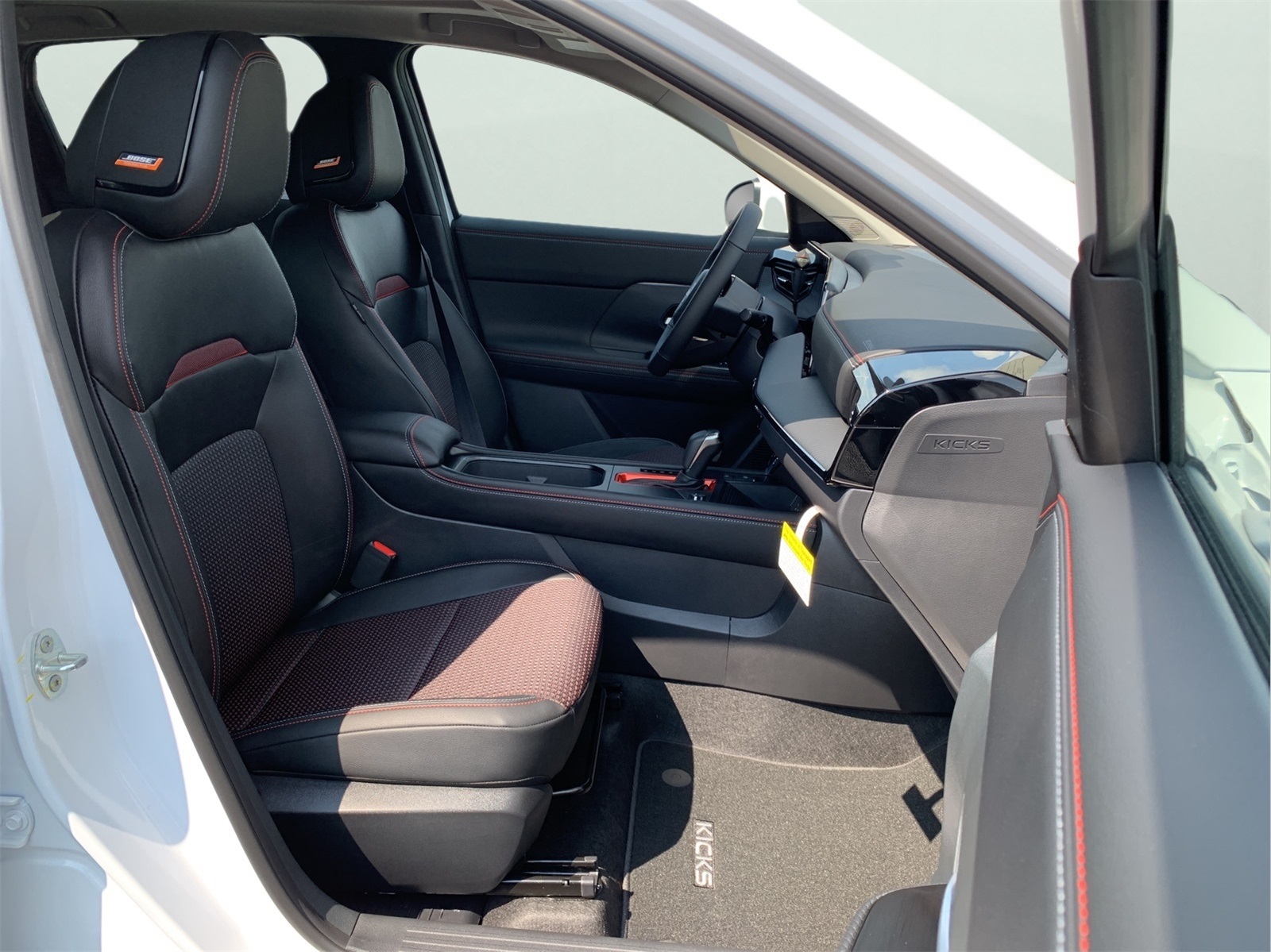 2025 Nissan Kicks SR photo 22