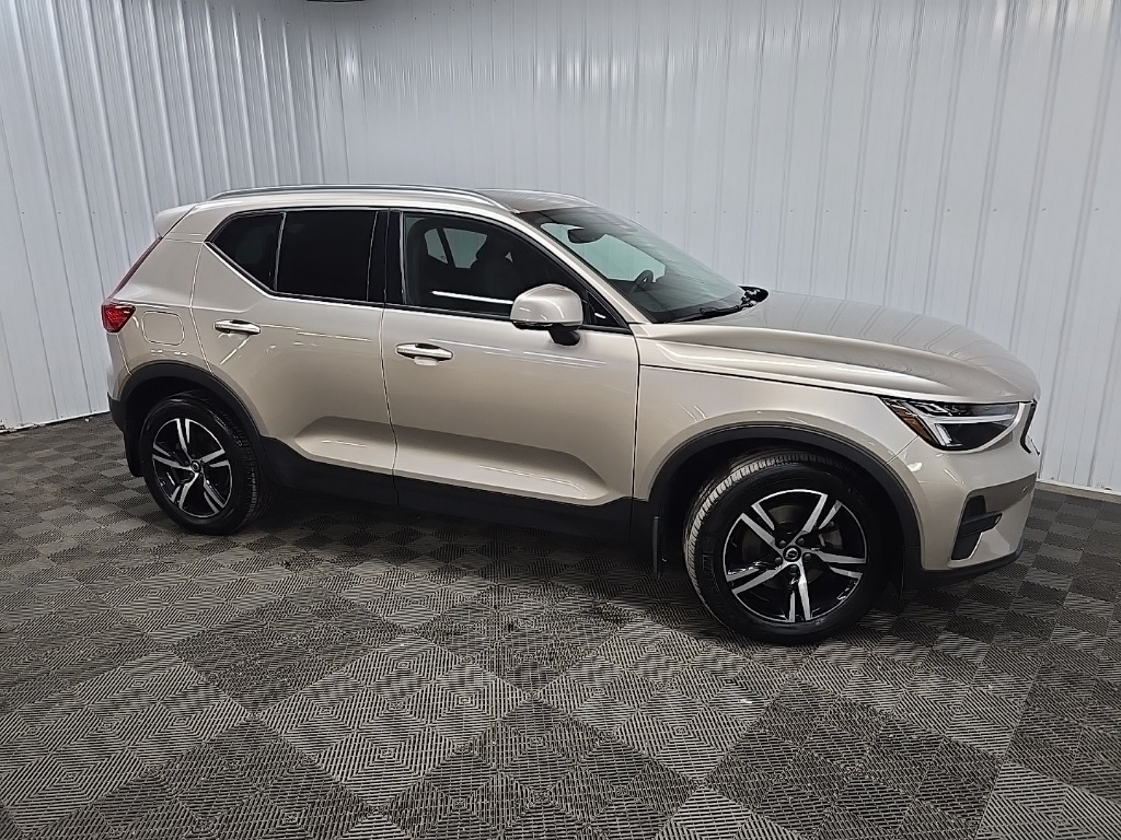 2023 Volvo XC40 Core's photo