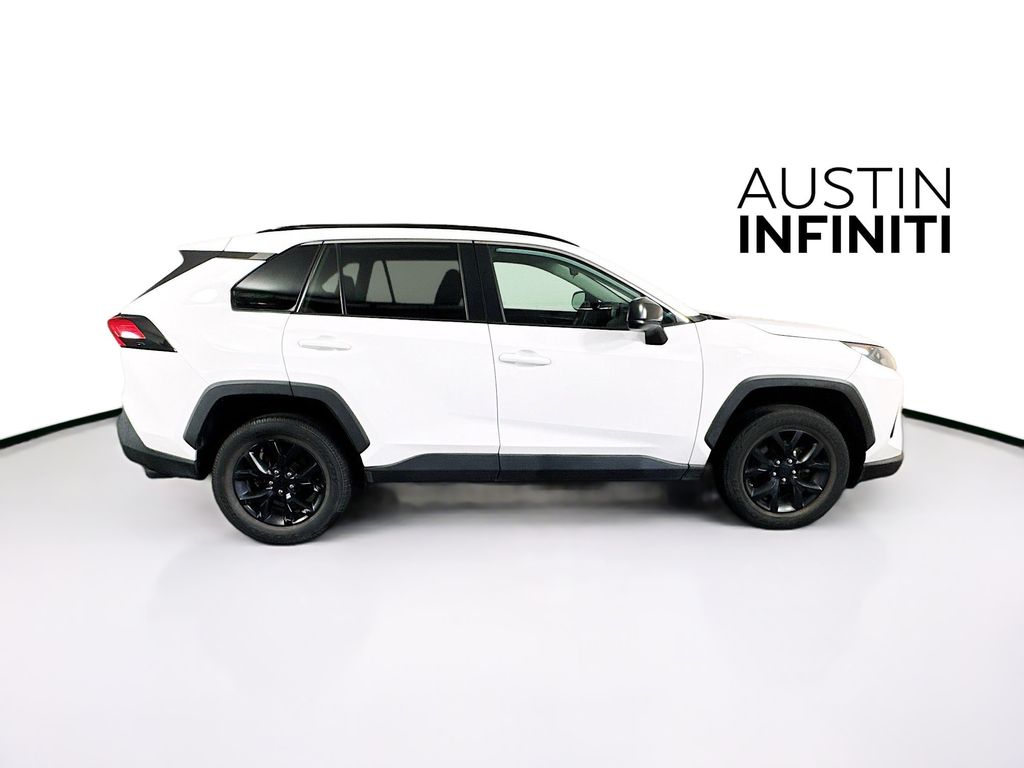 2021 Toyota RAV4 LE photo 3