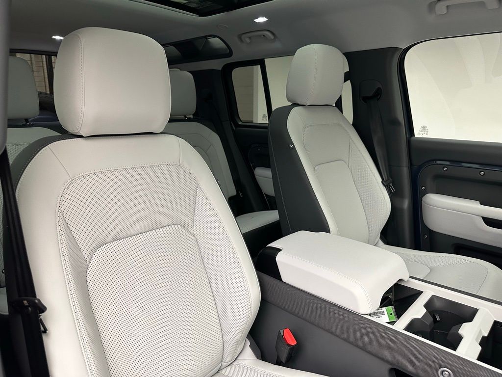 2025 Land Rover Defender 110 S photo 6