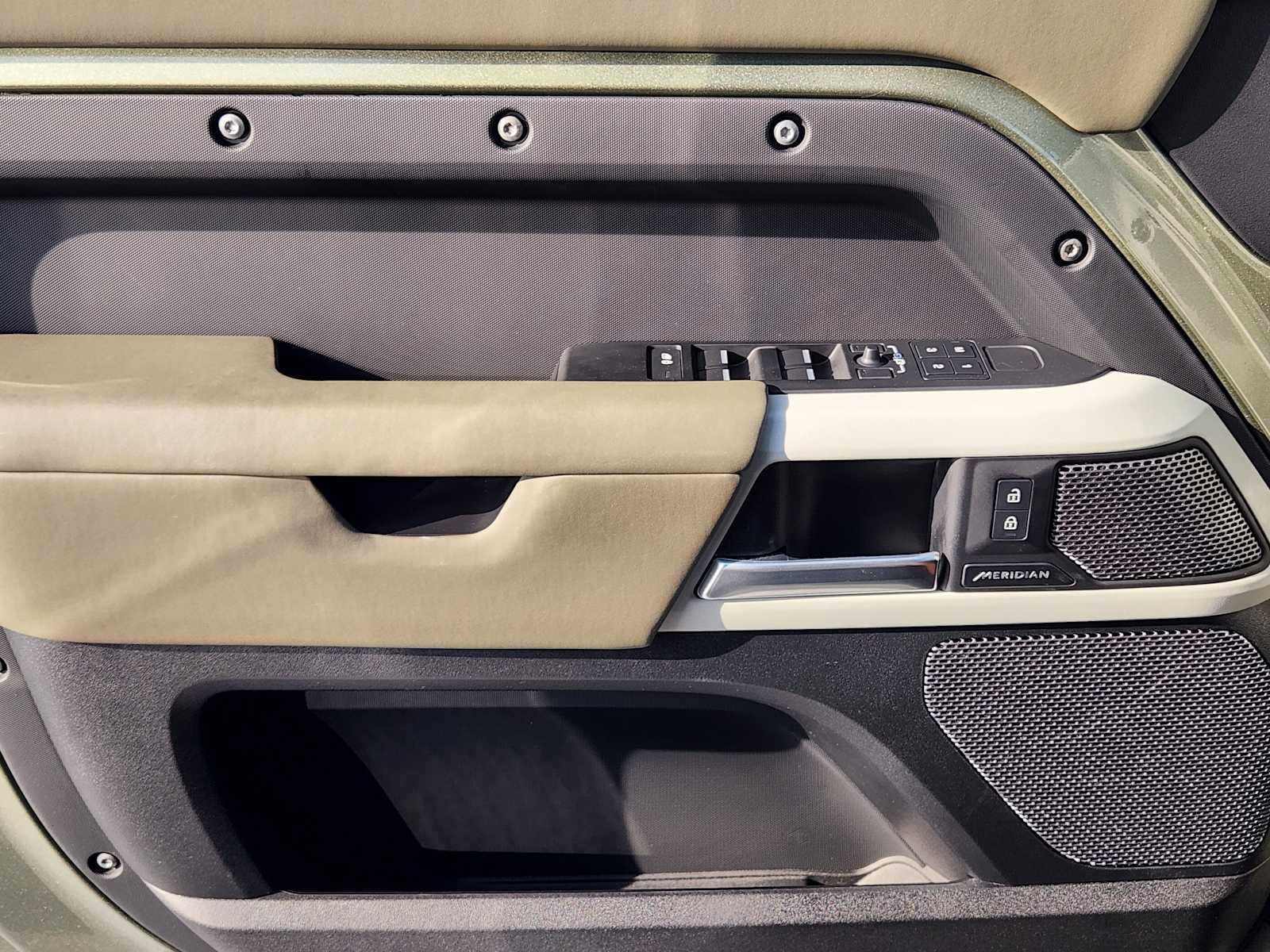 2024 Land Rover Defender S photo 21