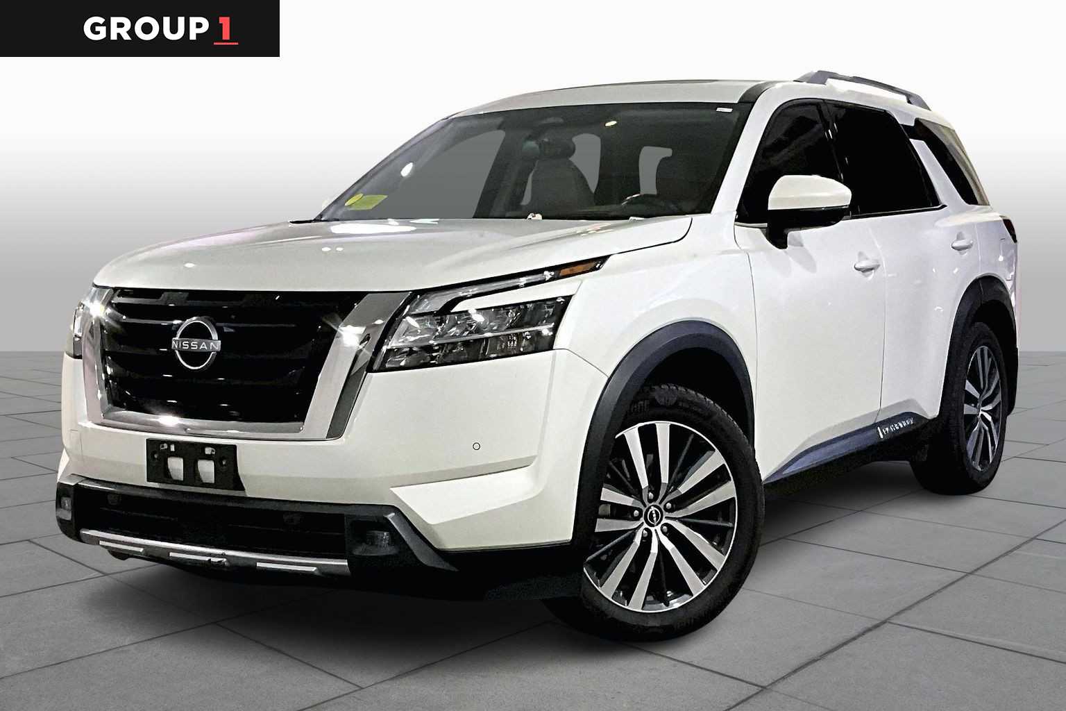 2022 Nissan Pathfinder Platinum's photo