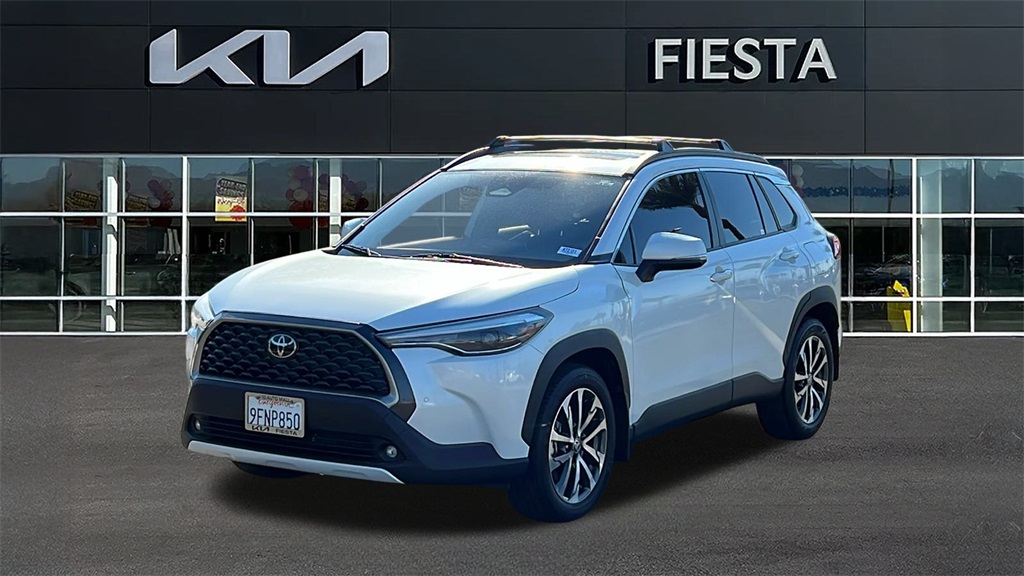 2023 Toyota Corolla Cross XLE photo 2