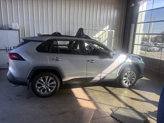 2020 Toyota RAV4 XLE Premium photo 4