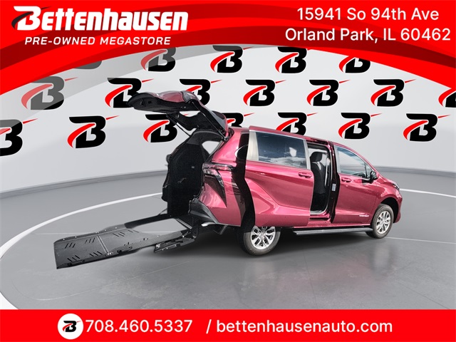 2024 Toyota Sienna LE's photo