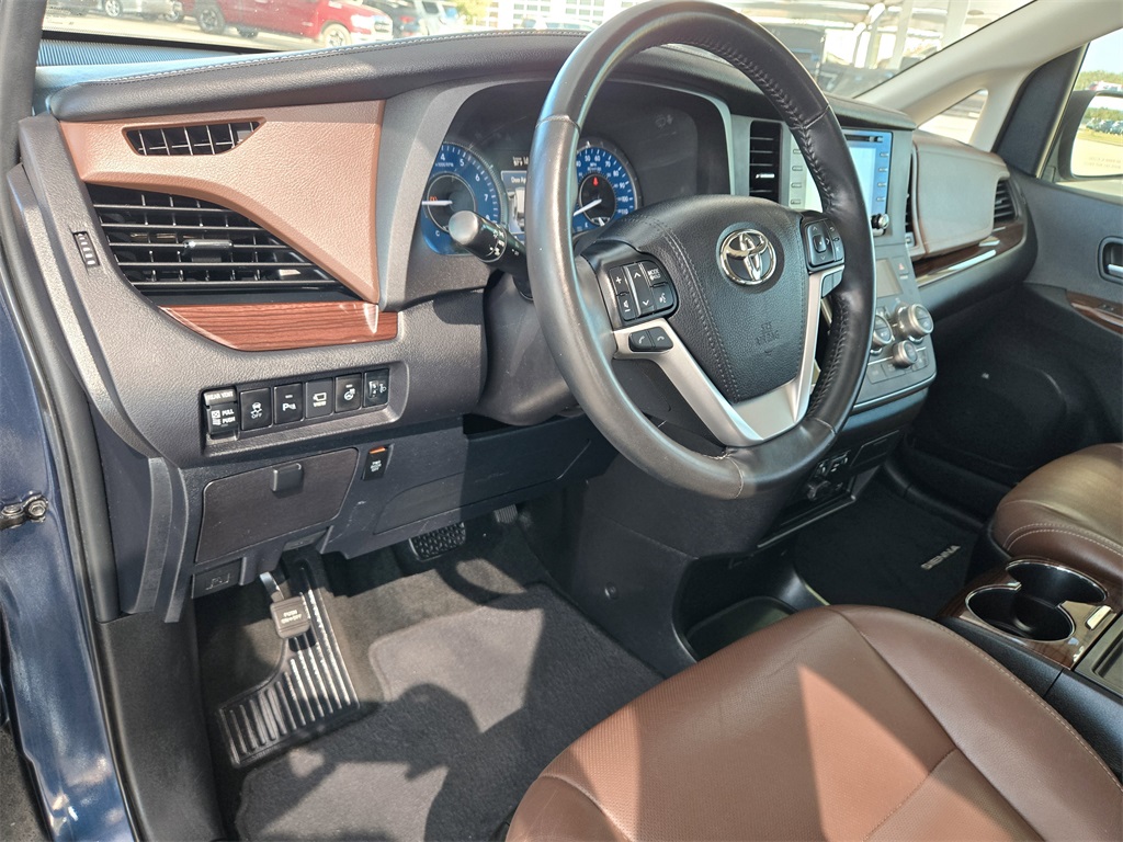 2019 Toyota Sienna Limited Premium photo 11