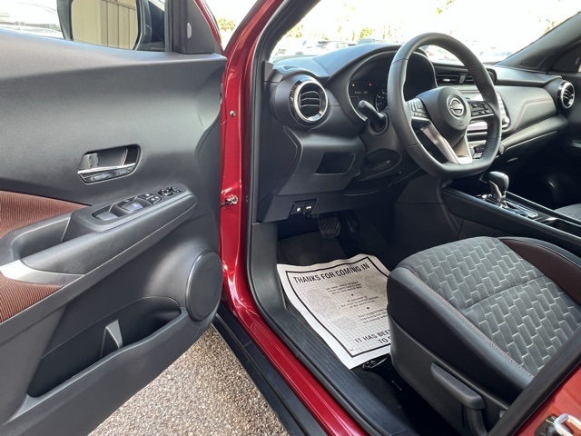 2023 Nissan Kicks SR photo 18