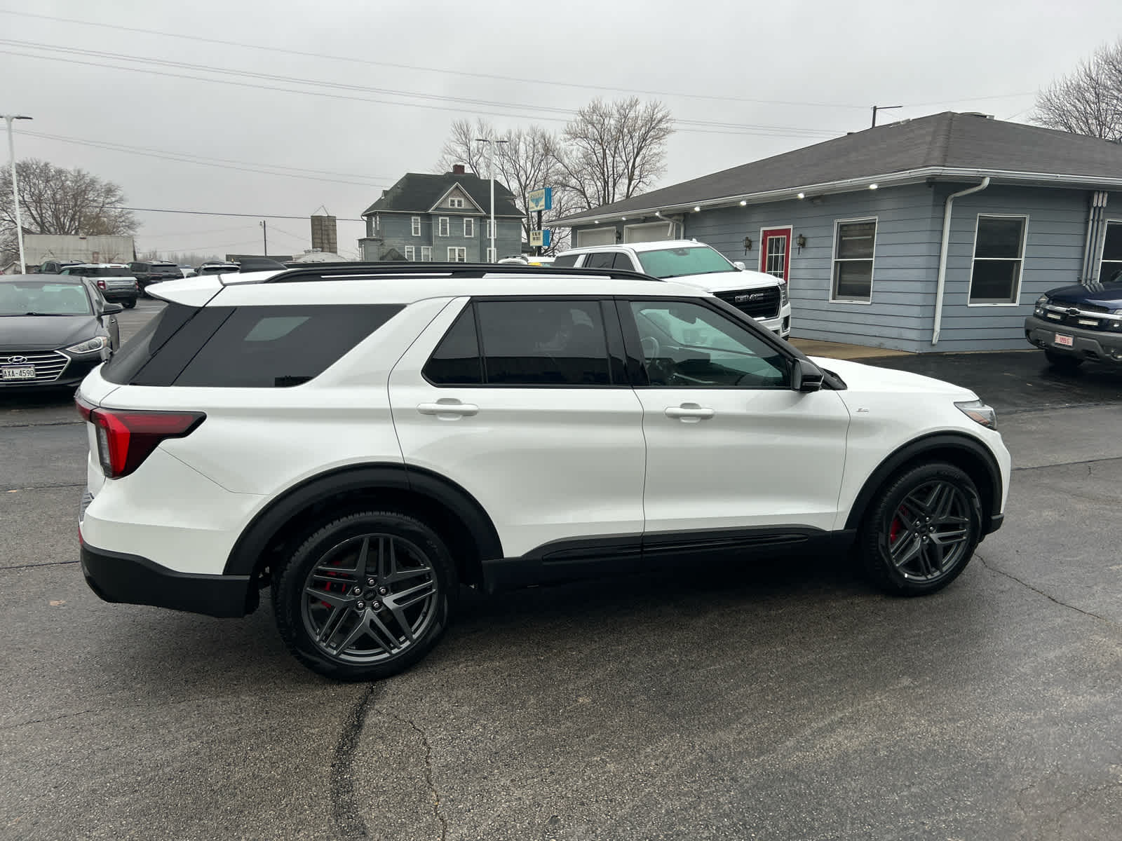 2025 Ford Explorer ST-Line photo 2