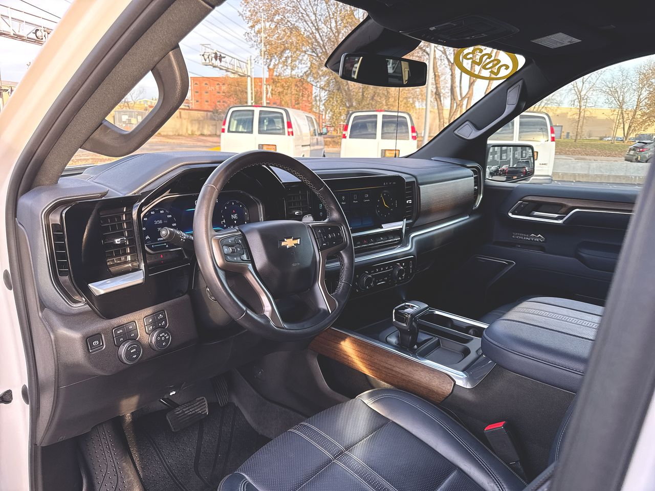 2023 Chevrolet Silverado 1500 High Country photo 2