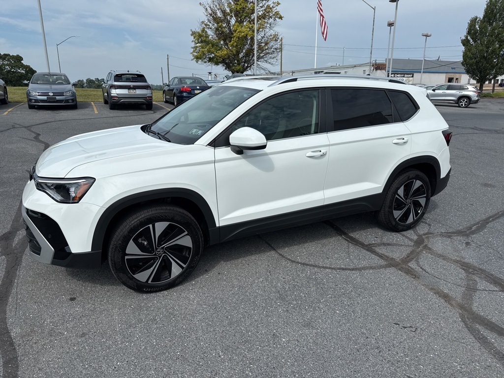 2025 Volkswagen Taos SE photo 4