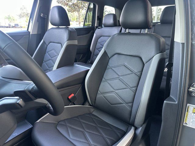 2025 Volkswagen Atlas Peak Edition SE photo 3