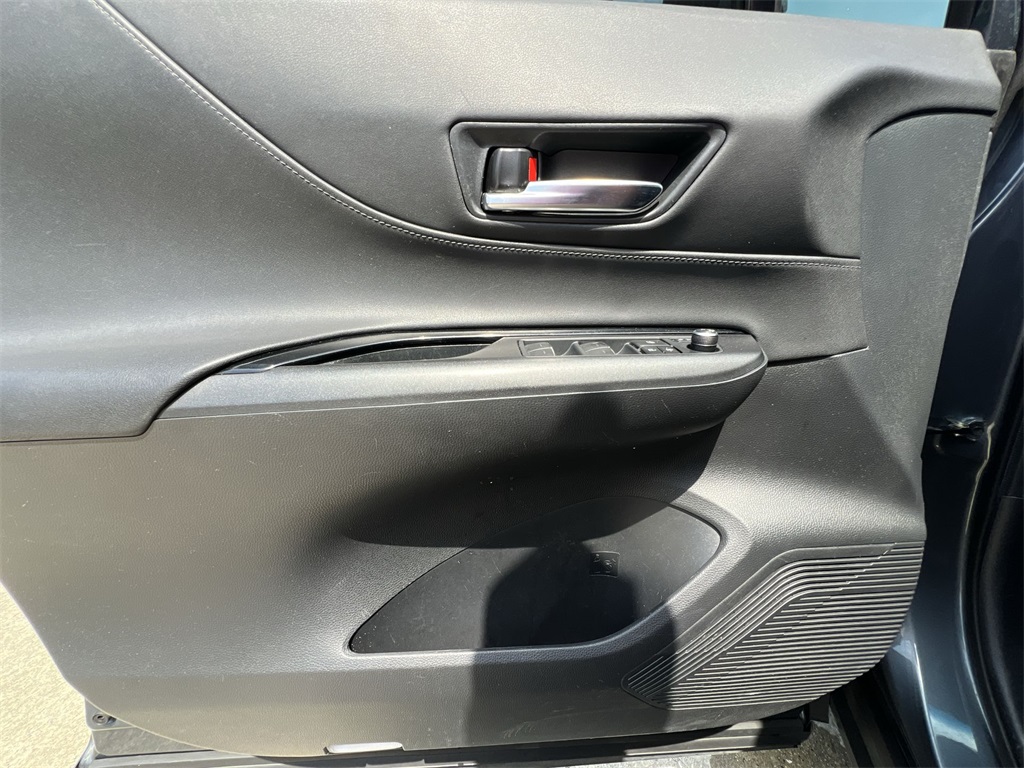 2021 Toyota Venza LE photo 28