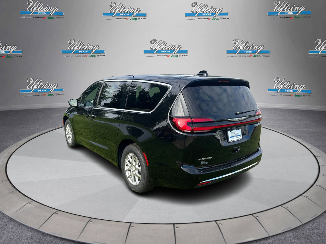 2026 Chrysler Pacifica photo 4