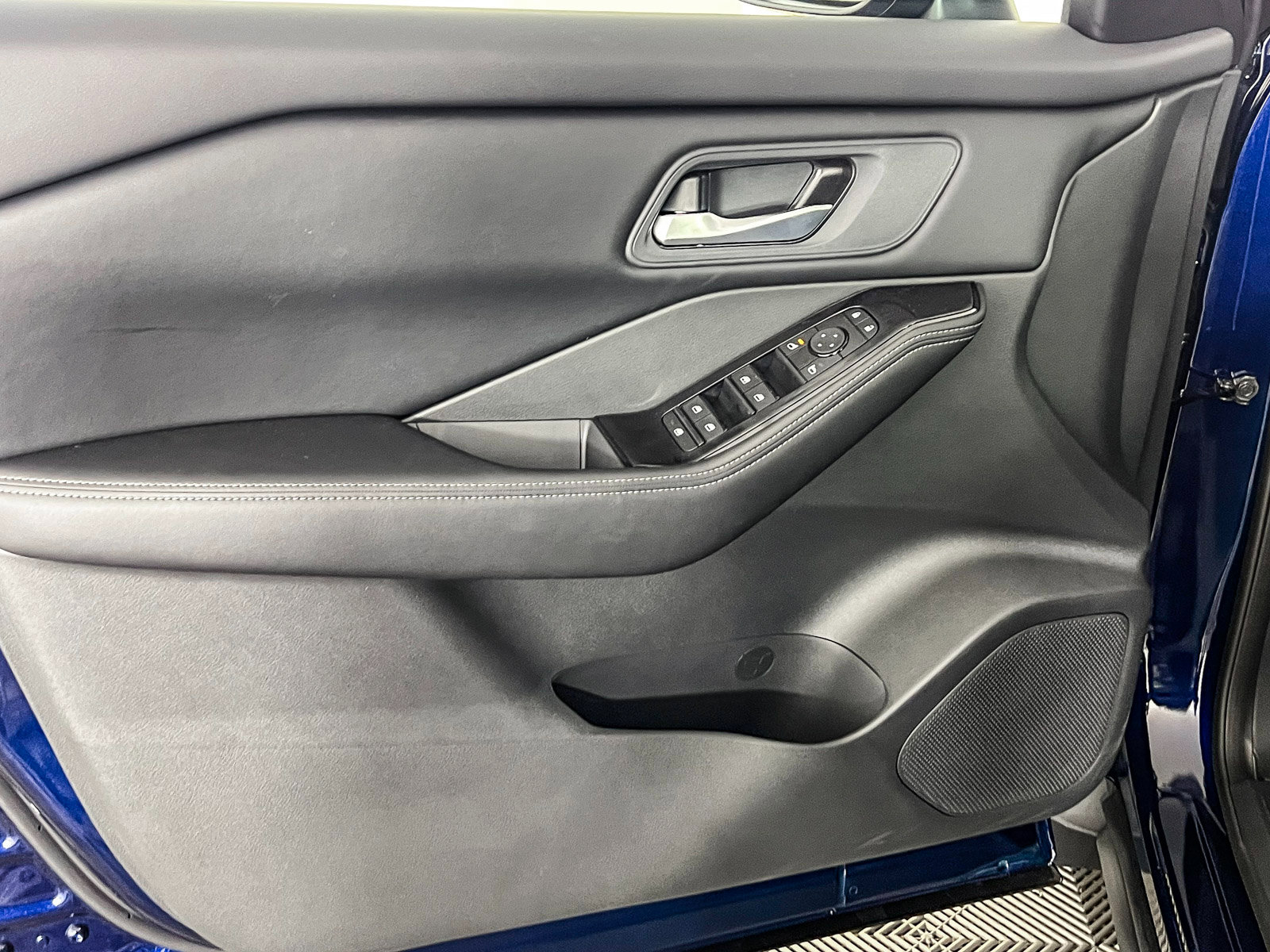 2025 Nissan Rogue SV photo 15