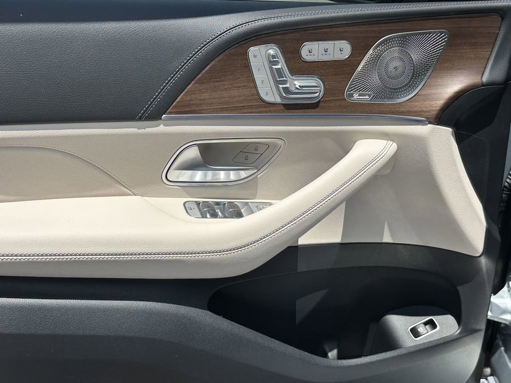 2025 Mercedes Benz GLS 450 4MATIC photo 11