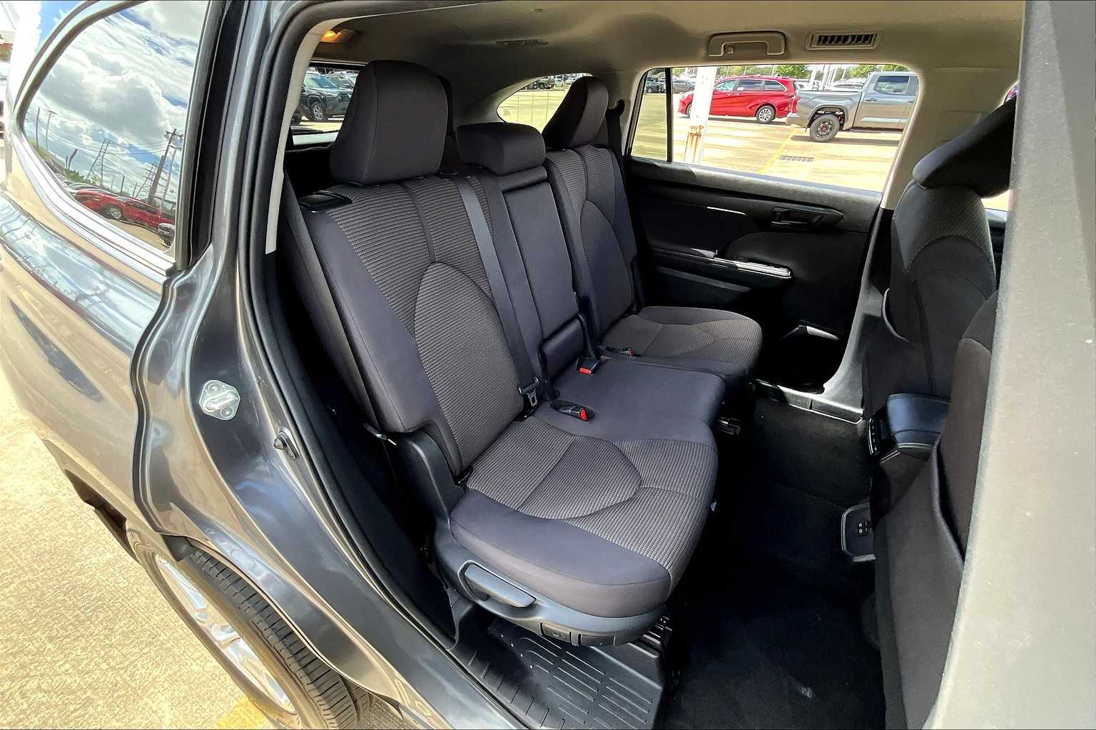 2024 Toyota Highlander LE photo 19