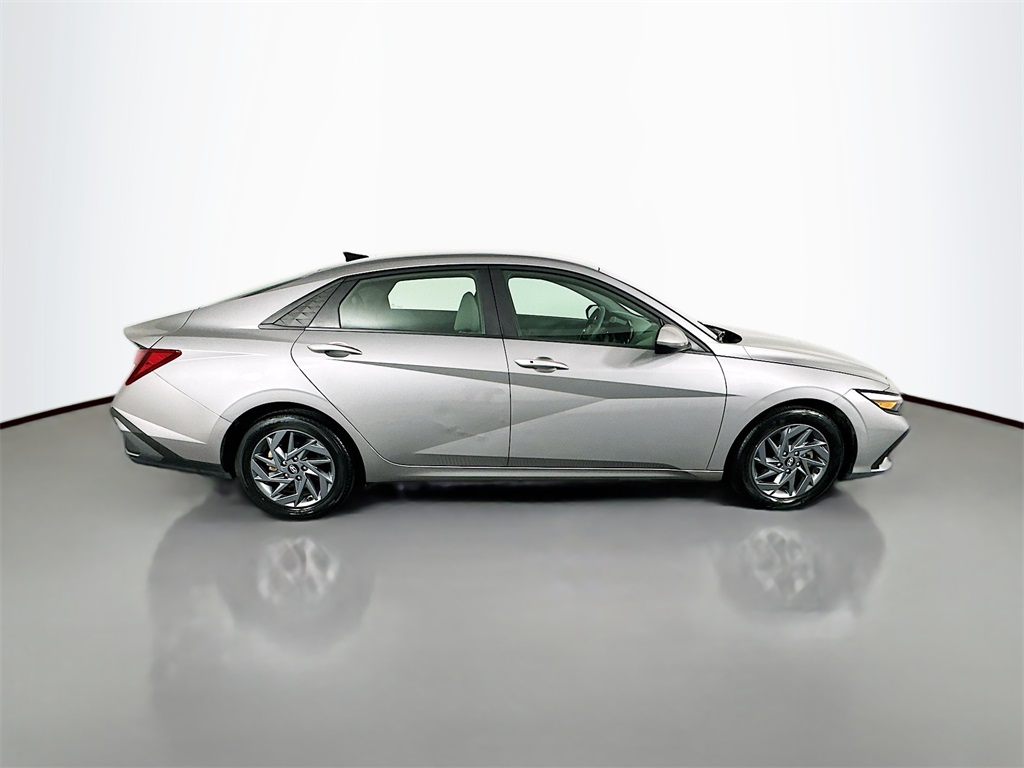 2024 Hyundai Elantra SEL photo 12