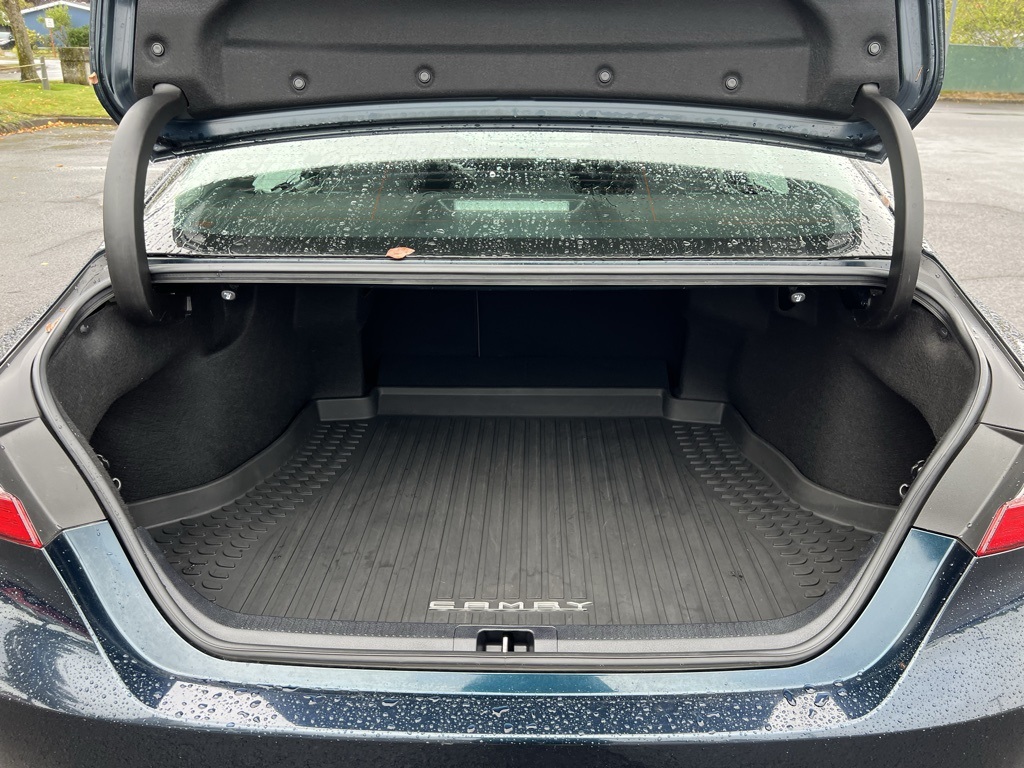 2020 Toyota Camry SE photo 9