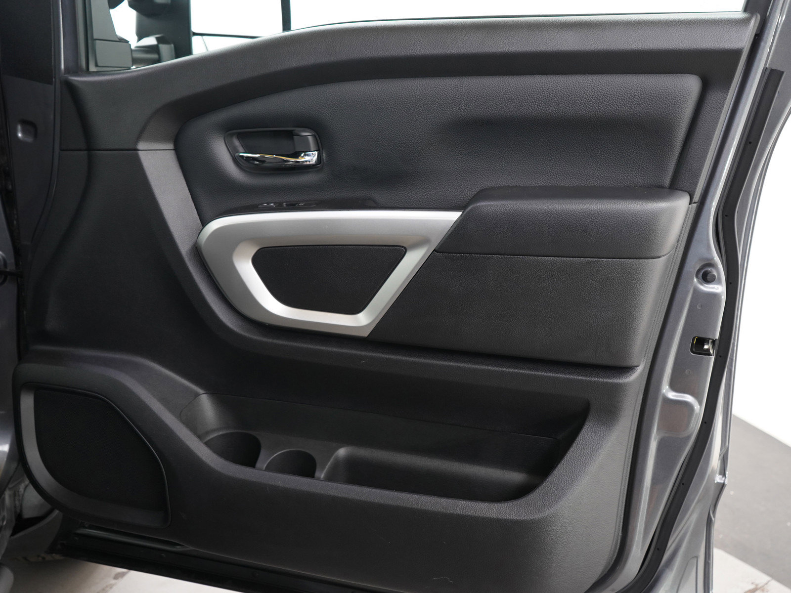 2024 Nissan Titan SV photo 11
