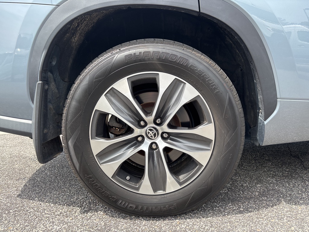 2021 Toyota Highlander XLE photo 9