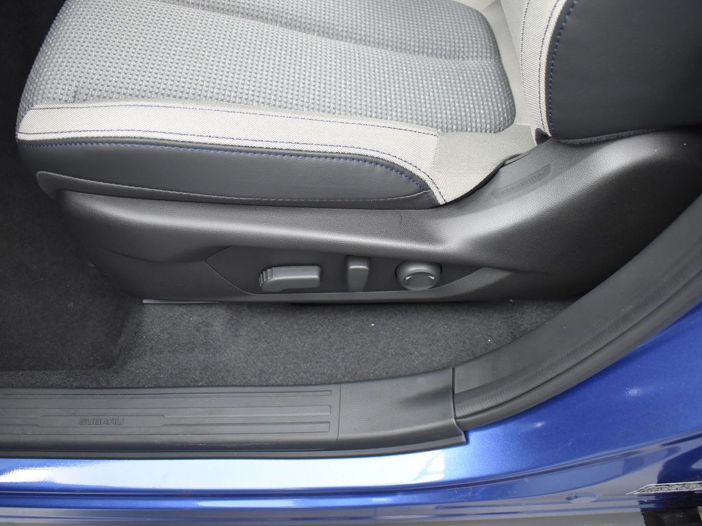 2025 Subaru Forester Premium photo 9