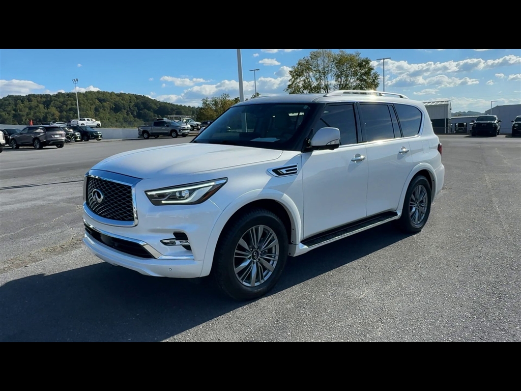 2022 Infiniti QX80 Luxe photo 3