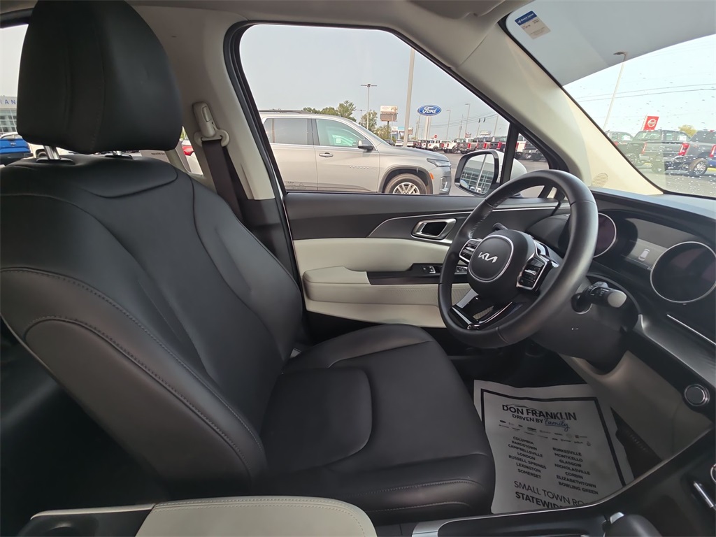 2024 Kia Carnival LX photo 9