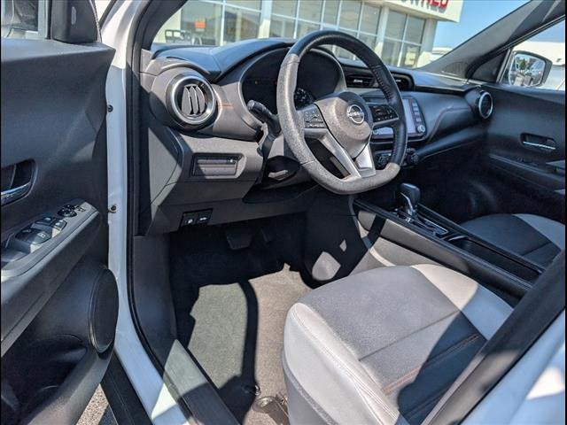 2023 Nissan Kicks SR photo 2