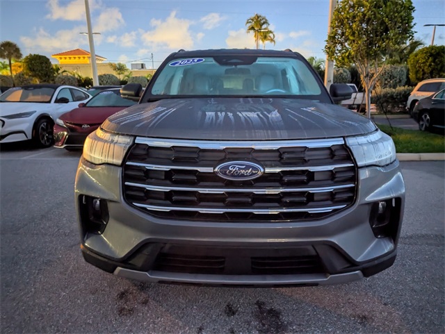 2025 Ford Explorer photo 3