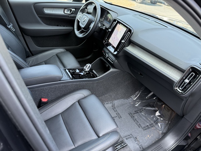2025 Volvo XC40 Plus photo 23
