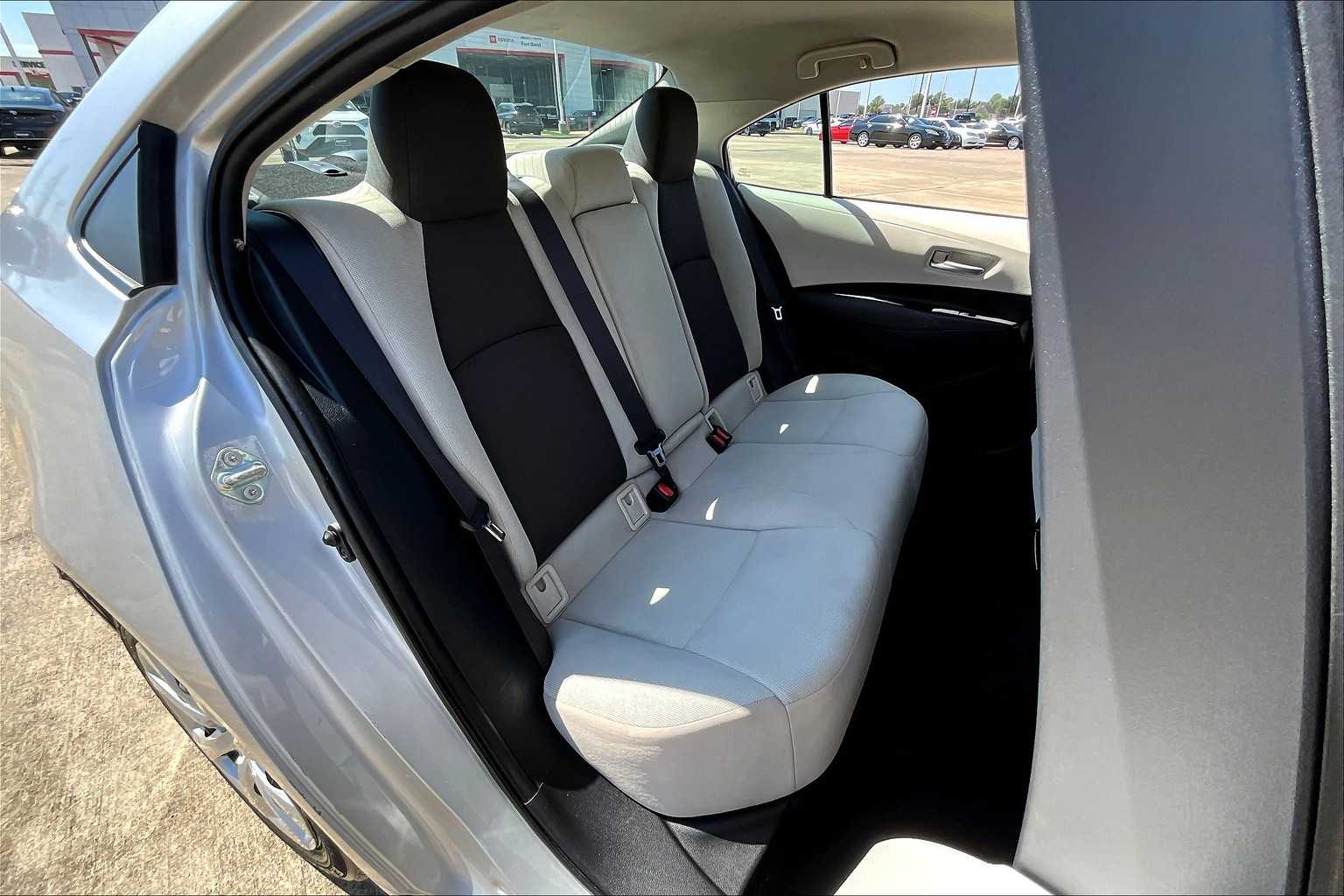 2020 Toyota Corolla LE photo 18