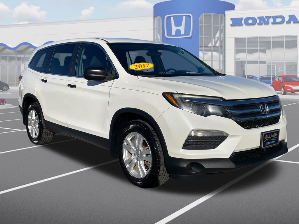 2017 Honda Pilot LX's photo