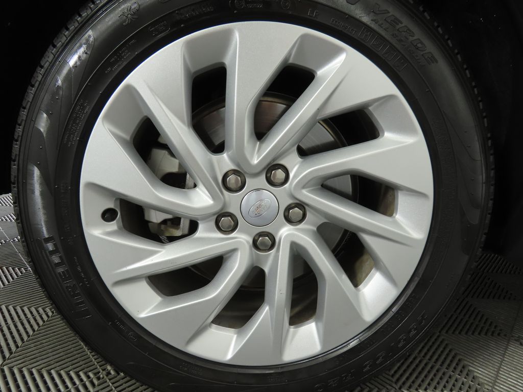 2024 Land Rover Discovery P300 S photo 29