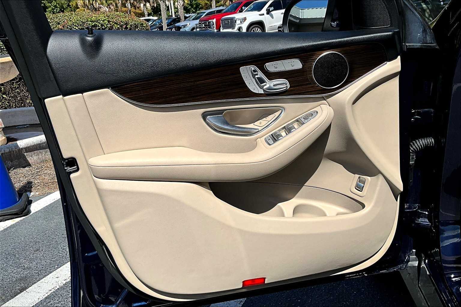 2021 Mercedes Benz GLC 300 photo 21