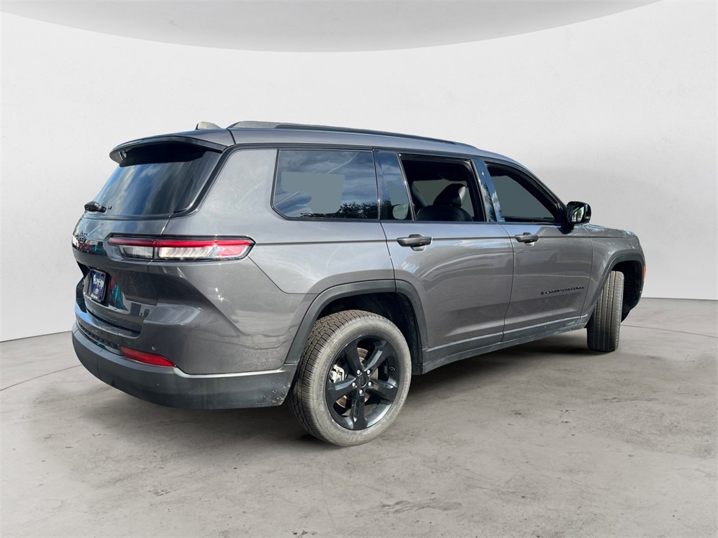 2023 Jeep Grand Cherokee Altitude photo 2