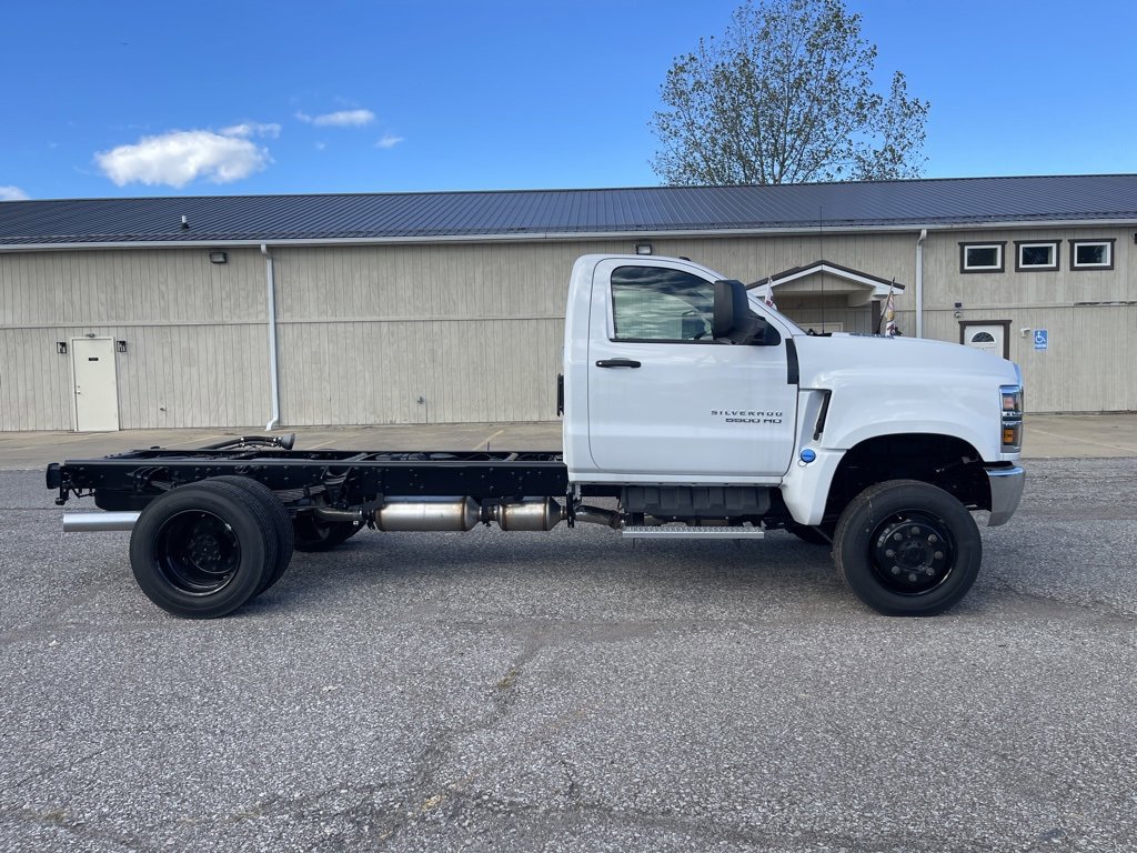 2024 Chevrolet Silverado 5500HD LT photo 2