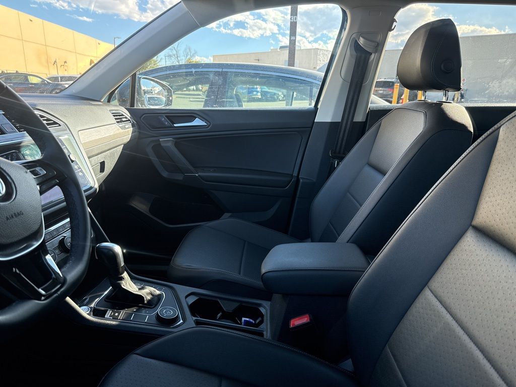 2020 Volkswagen Tiguan SEL photo 3
