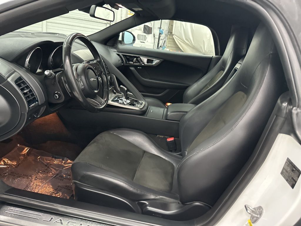 2017 Jaguar F-TYPE Premium photo 15