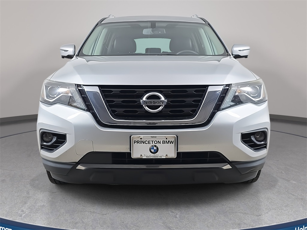 2017 Nissan Pathfinder Platinum photo 2